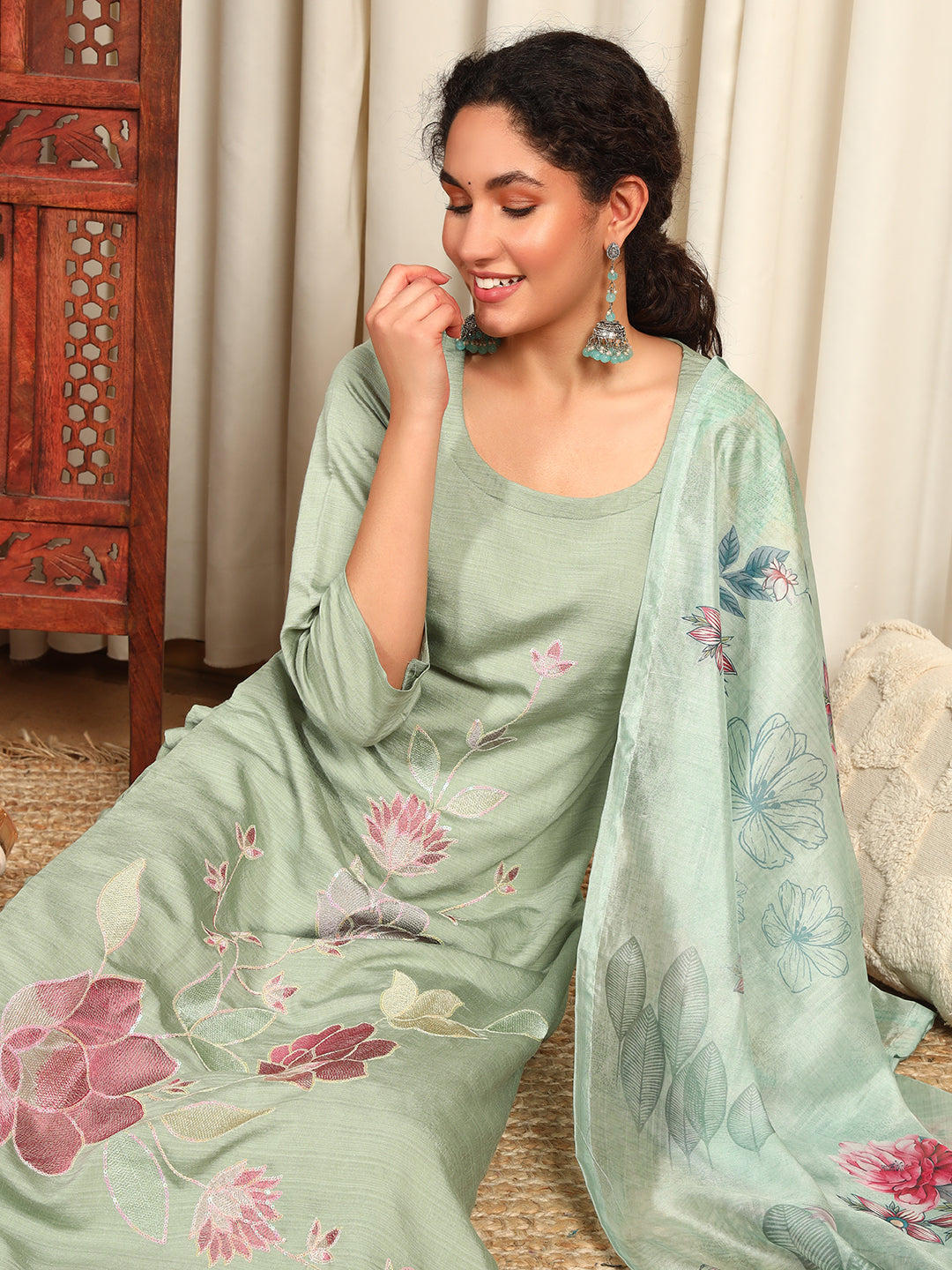 Women Women Floral Embroidered Kurta With Trousers & Dupatta Set