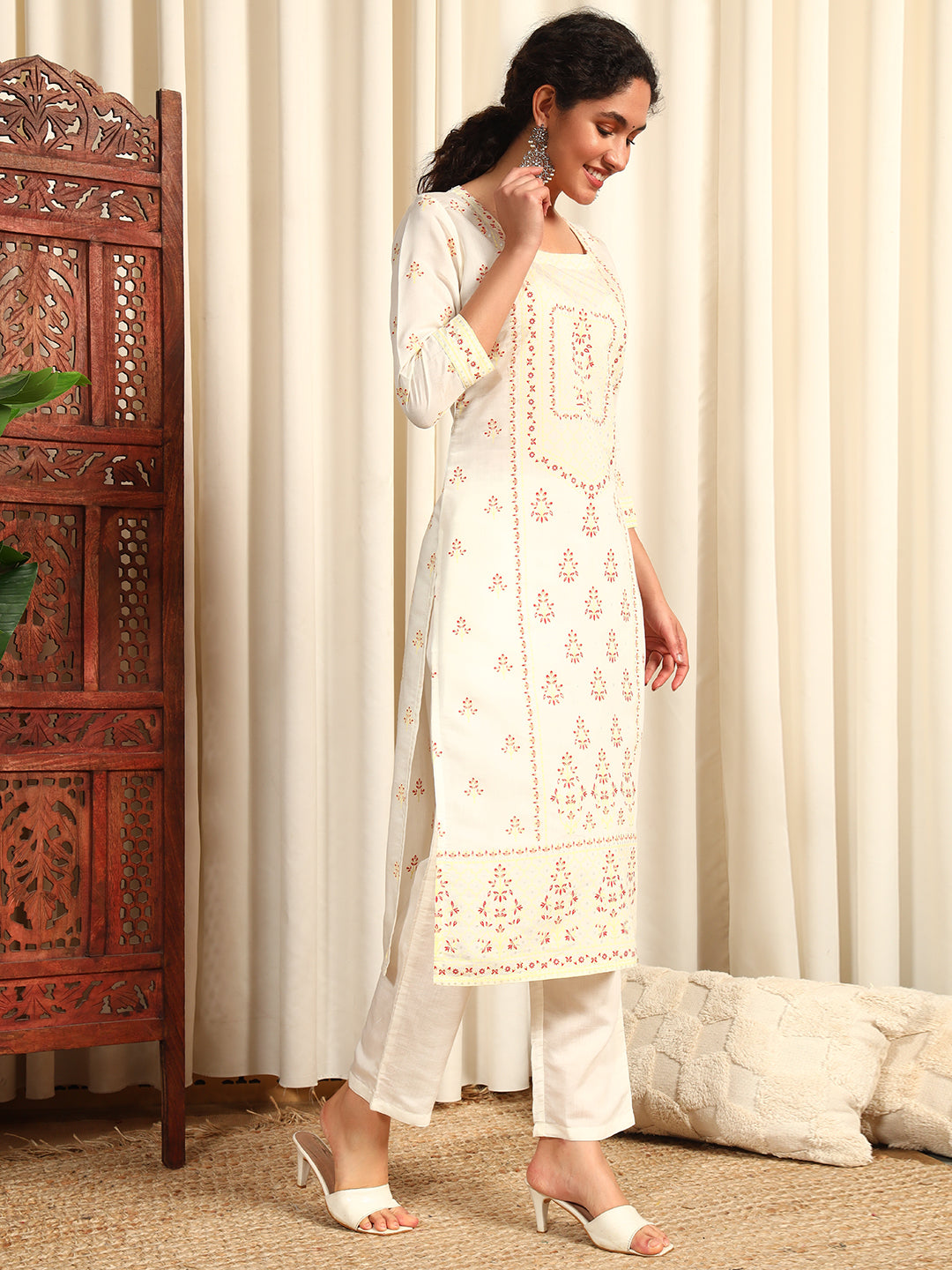 Women Floral Printed Straight Kurta With Trouser & Dupatta